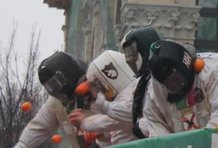 CARNEVALE DI IVREA - 106 feriti nella seconda giornata della battaglia. 20 mila i presenti