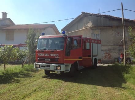 VALPERGA - Auto prende fuoco nel cortile, conducente salvo