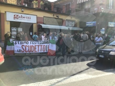 CHIVASSO - Torteria sequestrata, manifestazione di solidarietà per la titolare Rosanna Spatari - FOTO E VIDEO