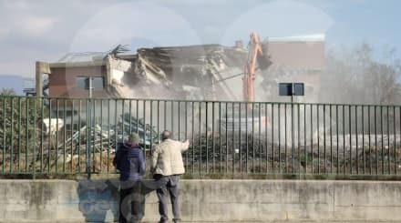CUORGNE' - Giù la vecchia scuola media: al suo posto sarà costruito il nuovo plesso - FOTO e VIDEO