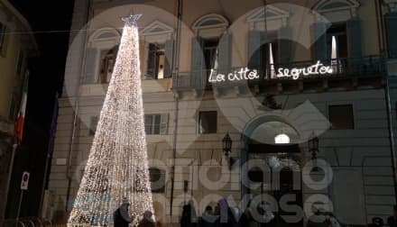 IVREA - Meno luci, più cultura: la città sceglie l'omaggio a Italo Calvino per festeggiare il Natale - FOTO e VIDEO