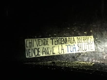 CASTELLAMONTE - Striscioni contro chi vende i terreni ad Agrigarden