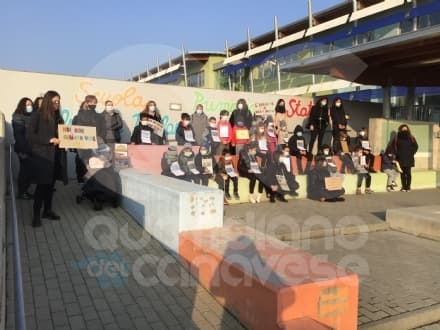 RIVAROLO CANAVESE - Genitori e bimbi protestano davanti alle elementari: «Riaprite le scuole, no alla Dad» - FOTO