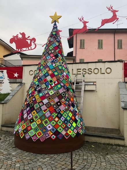 LESSOLO - Un albero di natale eccezionale anche in tempo di covid
