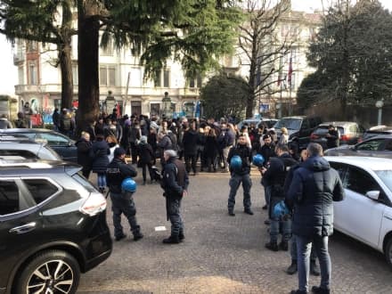 IVREA - Lavoratori Comdata in presidio davanti a Confindustria Canavese: a rischio 200 posti di lavoro