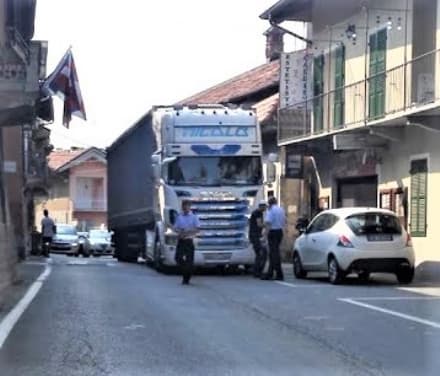 RIVAROSSA - Camion che si incastrano tra le case del centro: il Comune cerca di correre ai ripari