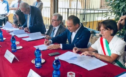 SAN GIUSTO CANAVESE - Il tricolore sventola sulla villa confiscata al boss del narcotraffico Nicola Assisi