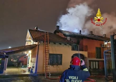 TORRAZZA PIEMONTE - Incendio nella notte, a fuoco il tetto di una casa