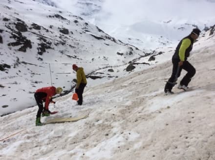 MONTAGNA - Valanga travolge due alpinisti in alta quota