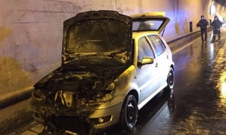 AUTOSTRADA TORINO-AOSTA - Paura in galleria: auto prende fuoco, famiglia salva per miracolo