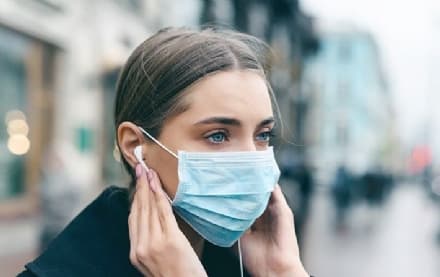 ORDINANZA - Stop mascherine all'aperto: obbligo solo in caso di assembramenti