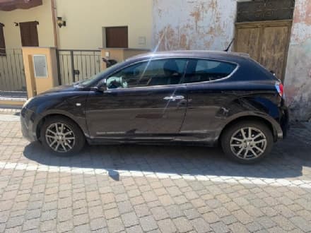 BAIRO - Con un chiodo riga l'auto parcheggiata, la rabbia dei residenti esplode sui social