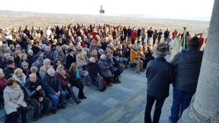BELMONTE - Santuario chiuso ma la Messa si fa lo stesso: in 400 sul sagrato. Un fedele colto da malore - FOTO