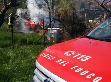 CASTELLAMONTE - Legnaia devastata da un incendio - FOTO