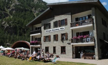 CERESOLE REALE - Bandiera monarchica al rifugio Mila: polemica dell'Anpi