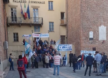 LEINI - Manifestazione sotto il municipio per Mappano Comune