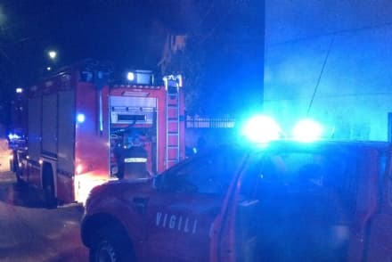 IVREA - Ragazzo di 24 anni cade dal parapetto e finisce nella Dora: salvato da vigili del fuoco e polizia