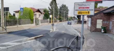 RIVAROLO - Via il porfido dai passaggi pedonali della rotonda di Vesignano - FOTO