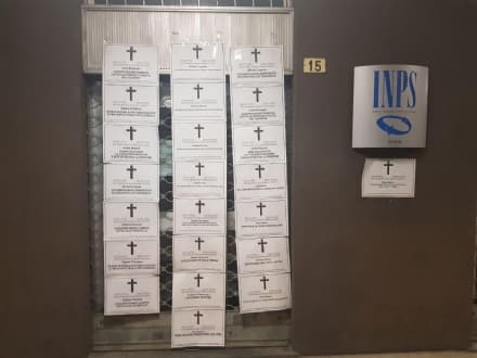 IVREA - «Morti aspettando la cassa integrazione»: necrologi shock davanti alla sede Inps - FOTO