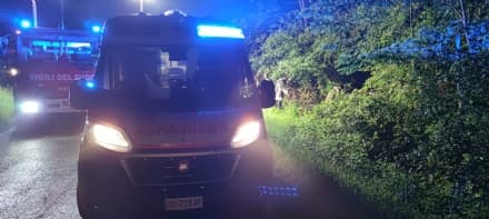 FRONT CANAVESE - Auto incastrata tra gli alberi: intervento in forze dei vigili del fuoco - FOTO