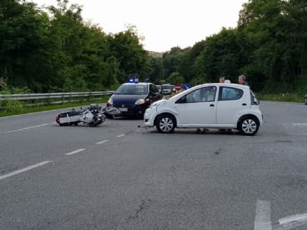 STRAMBINELLO - Incidente stradale sulla pedemontana: auto contro moto. Centauro ferito - FOTO