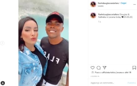 LOCANA - Gita in quota per il calciatore della Juventus, Douglas Costa, e la compagna Nathalia