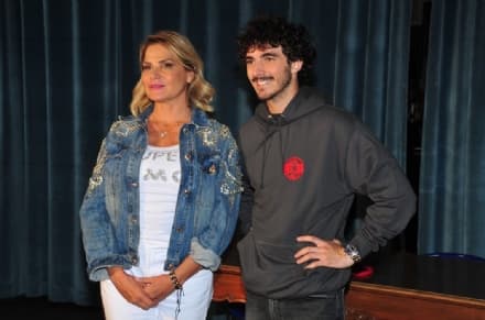 CHIVASSO - Simona Ventura si «coccola» Pecco Bagnaia: «Un campione dolce e di famiglia»