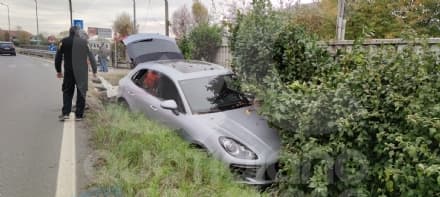 FAVRIA-BUSANO - Perde il controllo della Porsche e si schianta nel fossato - FOTO
