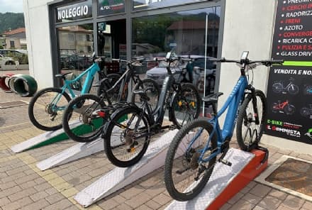 CUORGNE' - Scoprire il Canavese in bicicletta con le e-bike: ora si può grazie a «Il Gommista» di Igor Perardi - FOTO