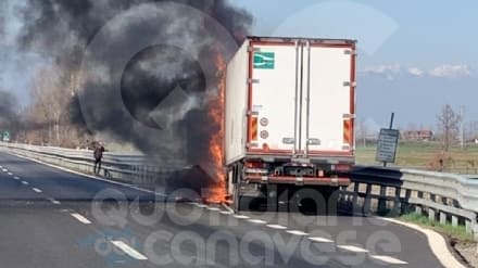 MAPPANO - Camion prende fuoco durante la marcia sul raccordo Torino-Caselle - FOTO