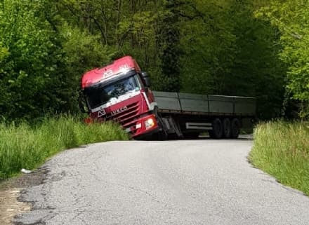 RIVARA - Camion fuori strada sulla provinciale per Pertusio