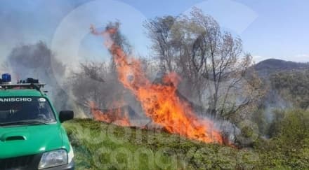 PRASCORSANO - Incendio tra le case, distrutta una grangia: super lavoro per Aib e vigili del fuoco - FOTO