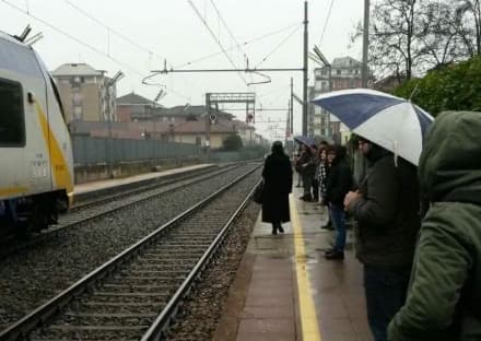 CANAVESANA - Si rompe il treno da Rivarolo: i pendolari a piedi