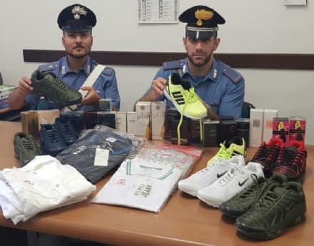 RIVAROLO - Abbigliamento fasullo in auto: due giovani macedoni denunciati dai carabinieri
