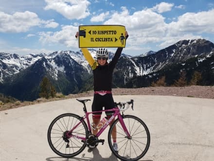 GIRO DEL PIEMONTE - Paola Gianotti per la sicurezza dei ciclisti: 500 cartelli, 80 comuni e 1500 km in bici