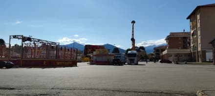 CASTELLAMONTE - Urla e schiamazzi fino a tardi: residenti contro le giostre in piazza