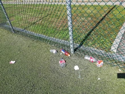 SAN BENIGNO - Spazzatura ovunque nel campo da calcetto: raffica di lamentele contro gli incivili - FOTO