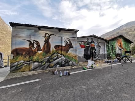 INGRIA - Esplosione di colori in paese: i vecchi garage diventano vere e proprie opere d'arte - FOTO