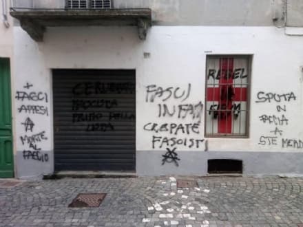 IVREA - Scritte contro i «fascisti infami» sulla sede del Rebel Firm