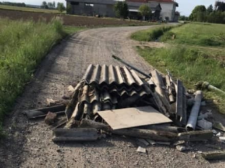 BAIRO - Idioti abbandonano lastre di eternit e bloccano una strada di campagna - FOTO