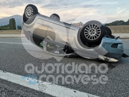 AUTOSTRADA TORINO-AOSTA - Incidente tra gli svincoli di Quincinetto e Ivrea: auto ruote all'aria, tre persone ferite. Una in codice rosso