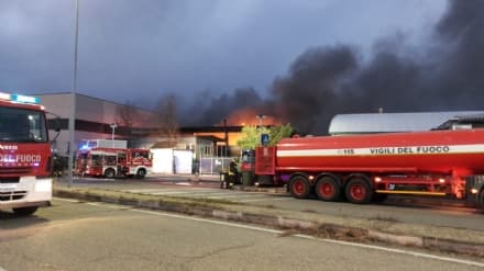 BORGARO - INCENDIO NELLO STABILIMENTO DELLA REINOL: COLONNA DI FUMO ALTISSIMA - FOTO E VIDEO
