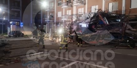 BORGARO TORINESE - Crolla il ponteggio del palazzo in ristrutturazione: vigili del fuoco al lavoro - FOTO