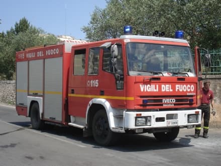 IVREA - Ragazzina si lancia nella Dora: salvata dai pompieri