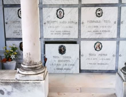 LEINI - Macabro assalto dei vandali al cimitero: danneggiate le tombe di due donne