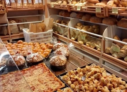 VALPERGA - Bollette alle stelle, la storica panetteria pasticceria: «Per ora niente aumenti dei prezzi, ma rischiamo di non farcela più»