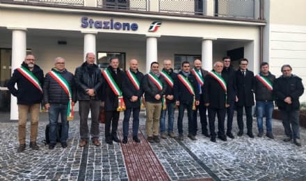 FERROVIA CANAVESANA - Slitta il passaggio da Gtt a Trenitalia: protestano i sindaci con un flash mob alla stazione di Settimo