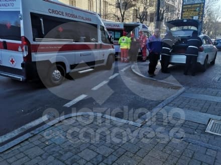 RIVAROLO CANAVESE - Investita ragazza incinta all'ottavo mese: trasportata in ambulanza all'ospedale di Ivrea - FOTO