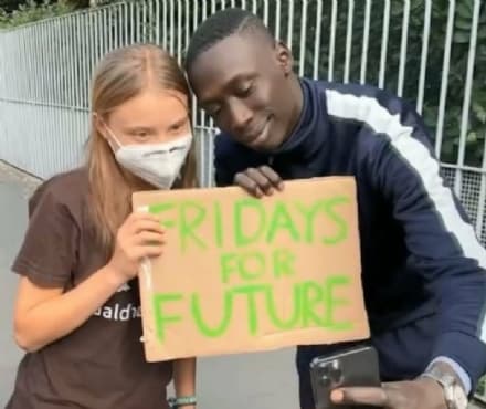 CHIVASSO - Il tiktoker Khaby Lame insieme a Greta in difesa dell'ambiente, ma piovono critiche