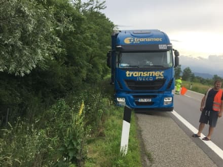 IVREA - Cede la banchina: camion resta bloccato sulla bretella - FOTO